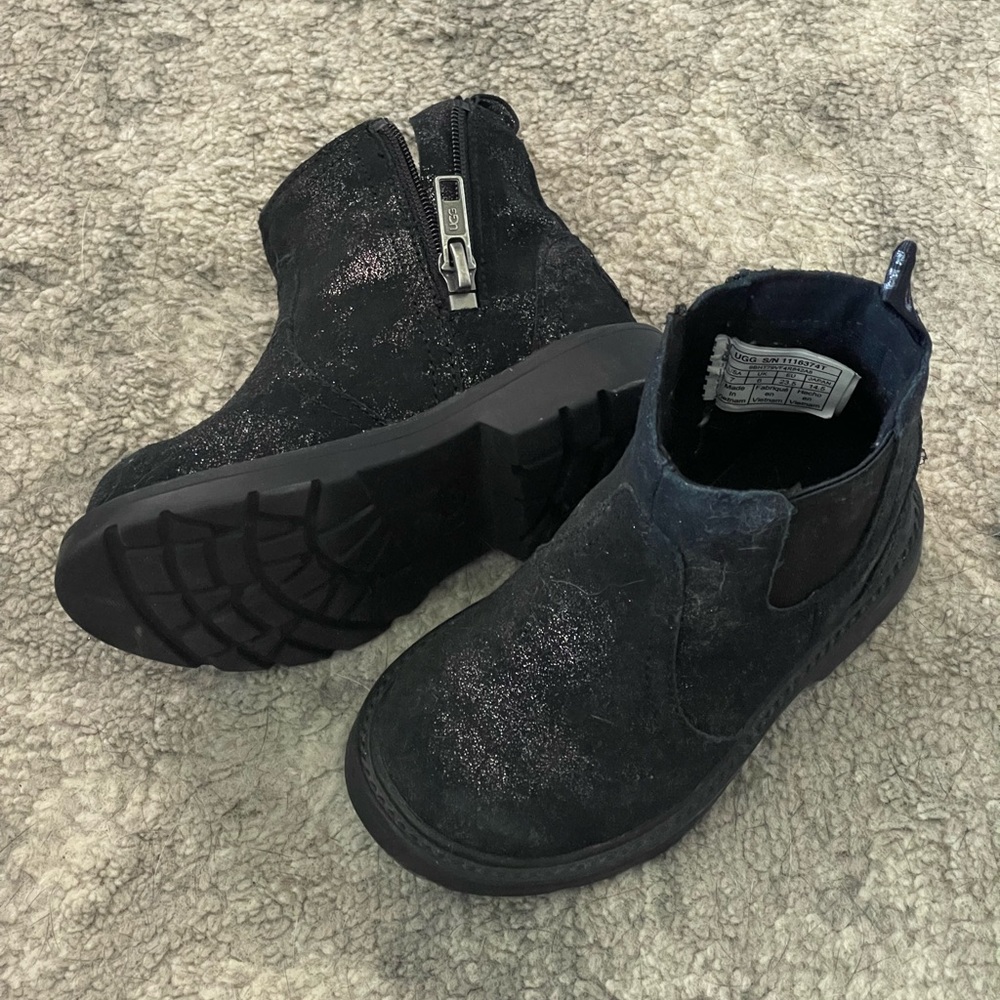 Like new toddler size 7 Ugg boots